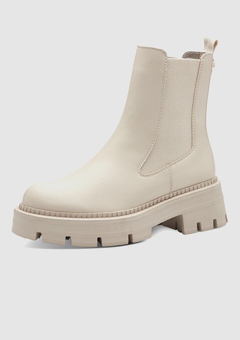 Ein beiger Chelsea-Stiefel mit dicker Sohle.