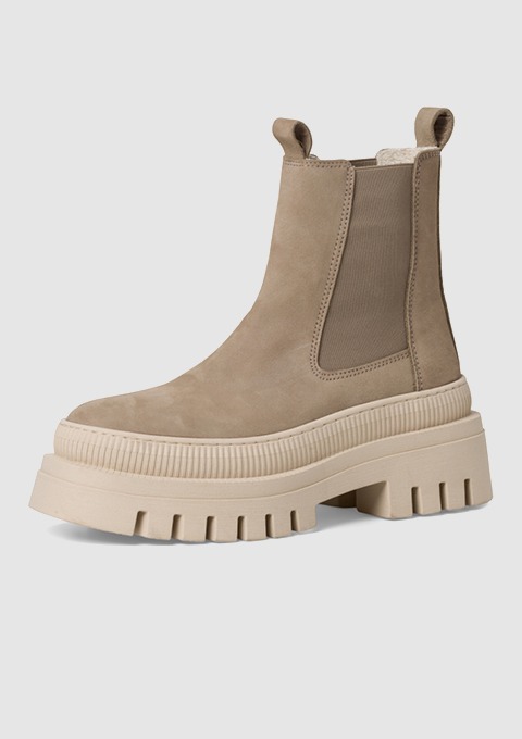 Beige Chelsea-Stiefel mit dicker, runder Sohle.