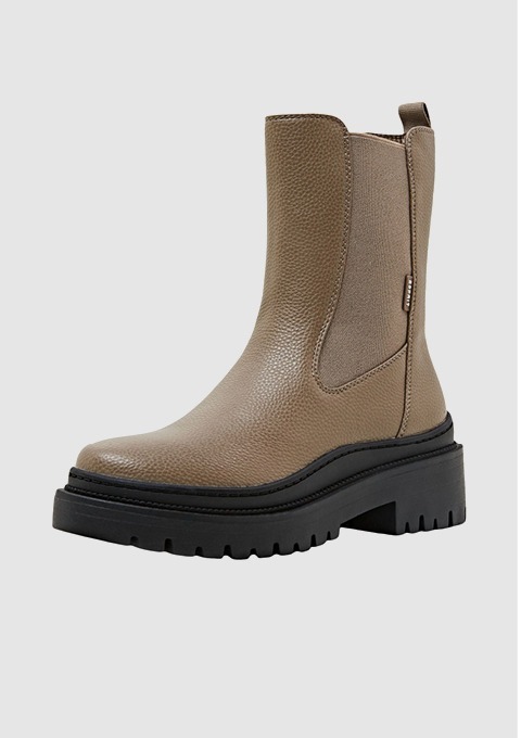 Braune Chelsea-Stiefel mit dicker Sohle.