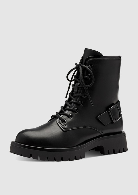 Ein schwarzer Stiefel mit Schnürung und einem Zusatzgurt auf der Seite.