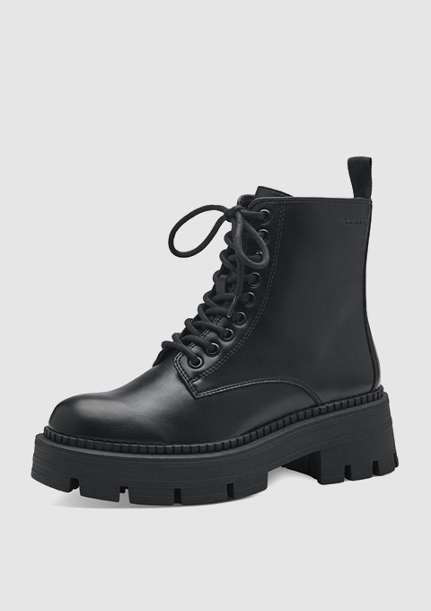 Schwarze Stiefel mit Schnürung und dicker Sohle.