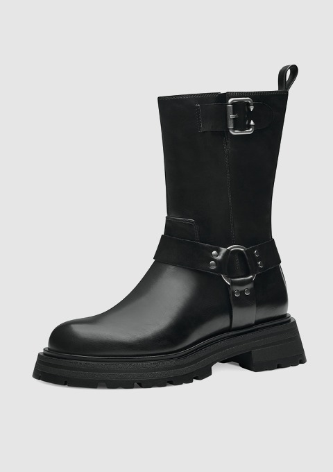 Schwarze Stiefel mit Gurt und Schnalle.