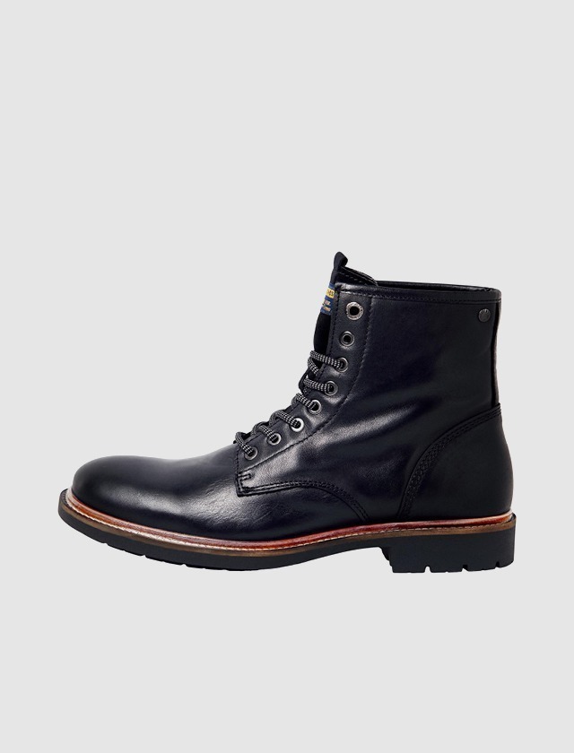 Schwarze Herrenstiefel mit Schnürung.
