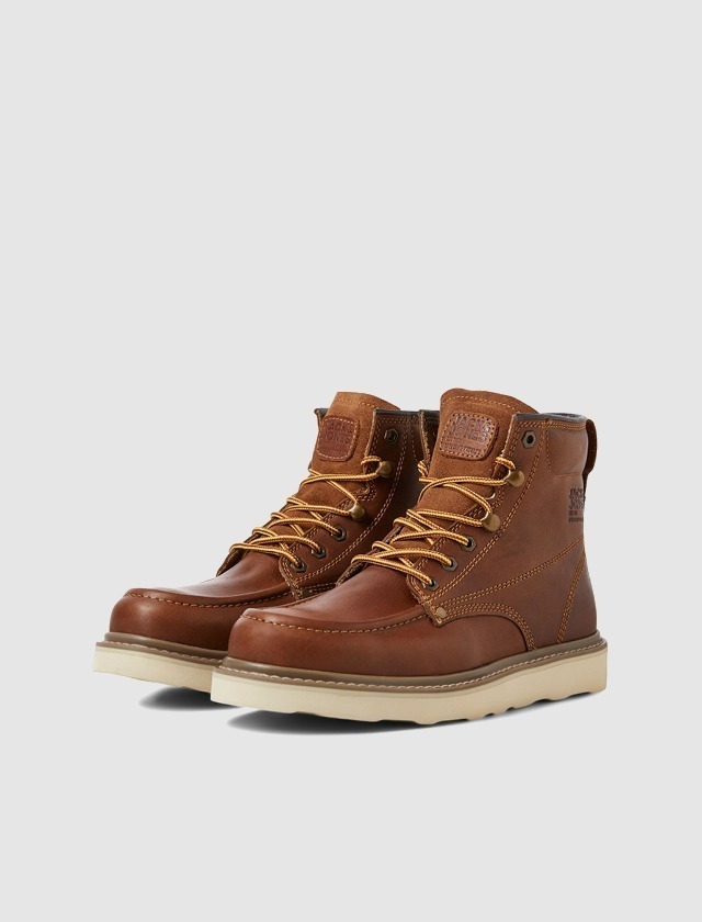 Braune Stiefel mit Schnürung und heller Sohle.