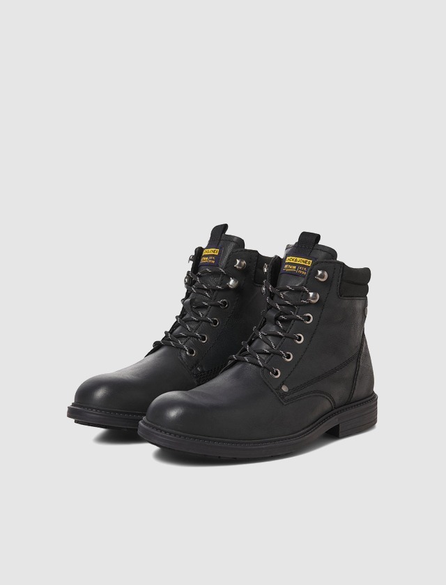 Schwarze Stiefel mit Schnürung.