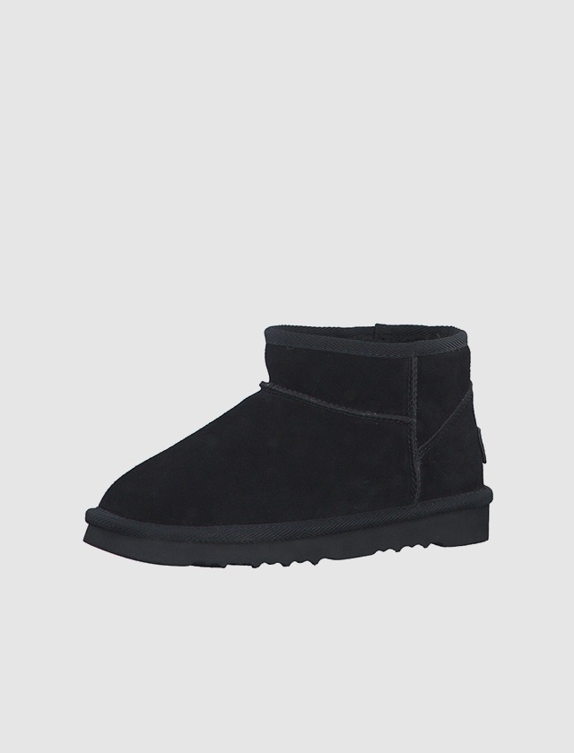 Schwarze Stiefel aus Wildleder im Ugg-Stil.