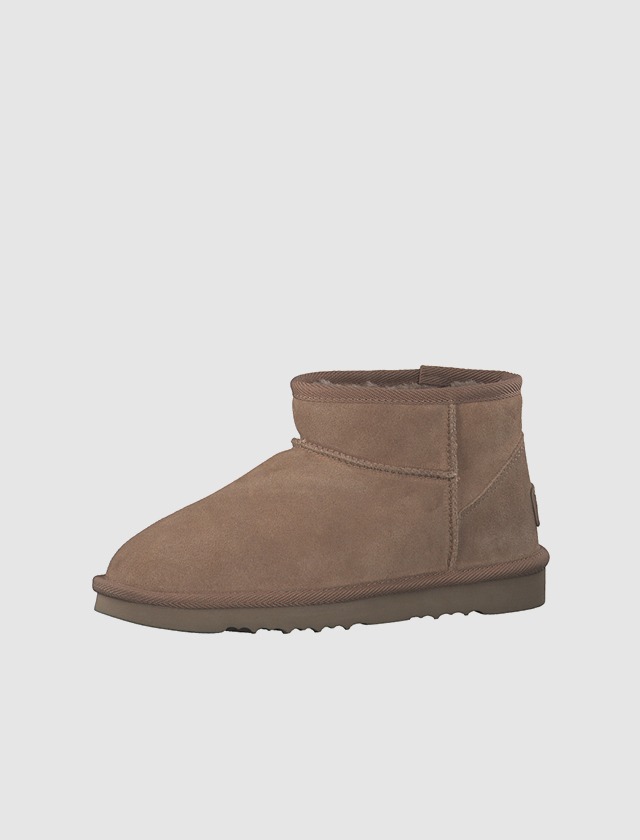 Braune Stiefel aus Wildleder im Ugg-Stil.