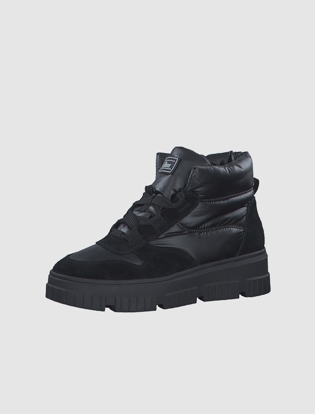 Schwarze, gepolsterte Sneakers mit hohem Schnitt und dicker Sohle.