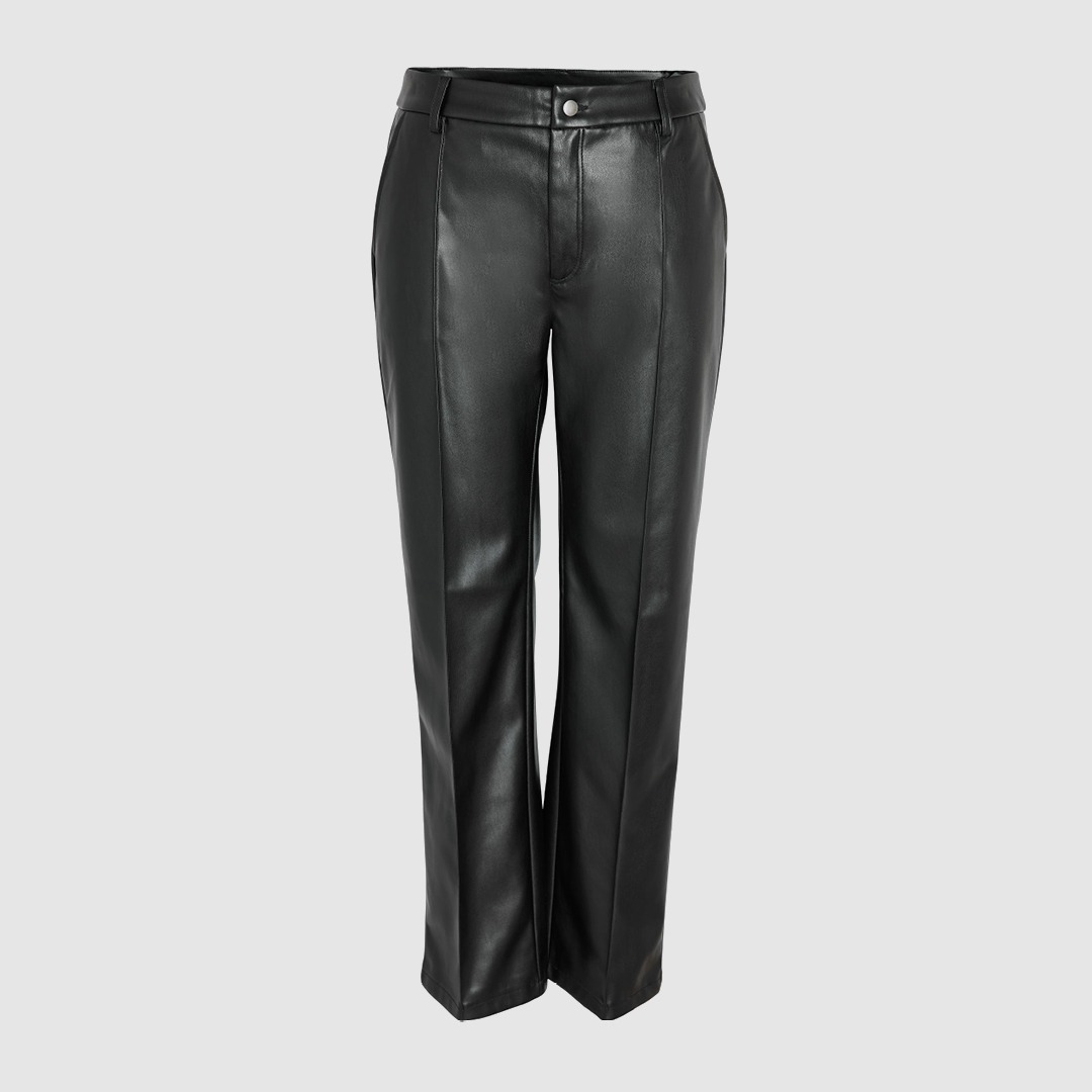 Schwarze Lederhose mit geradem Schnitt. Schwarze Lederhose mit geradem Schnitt.
