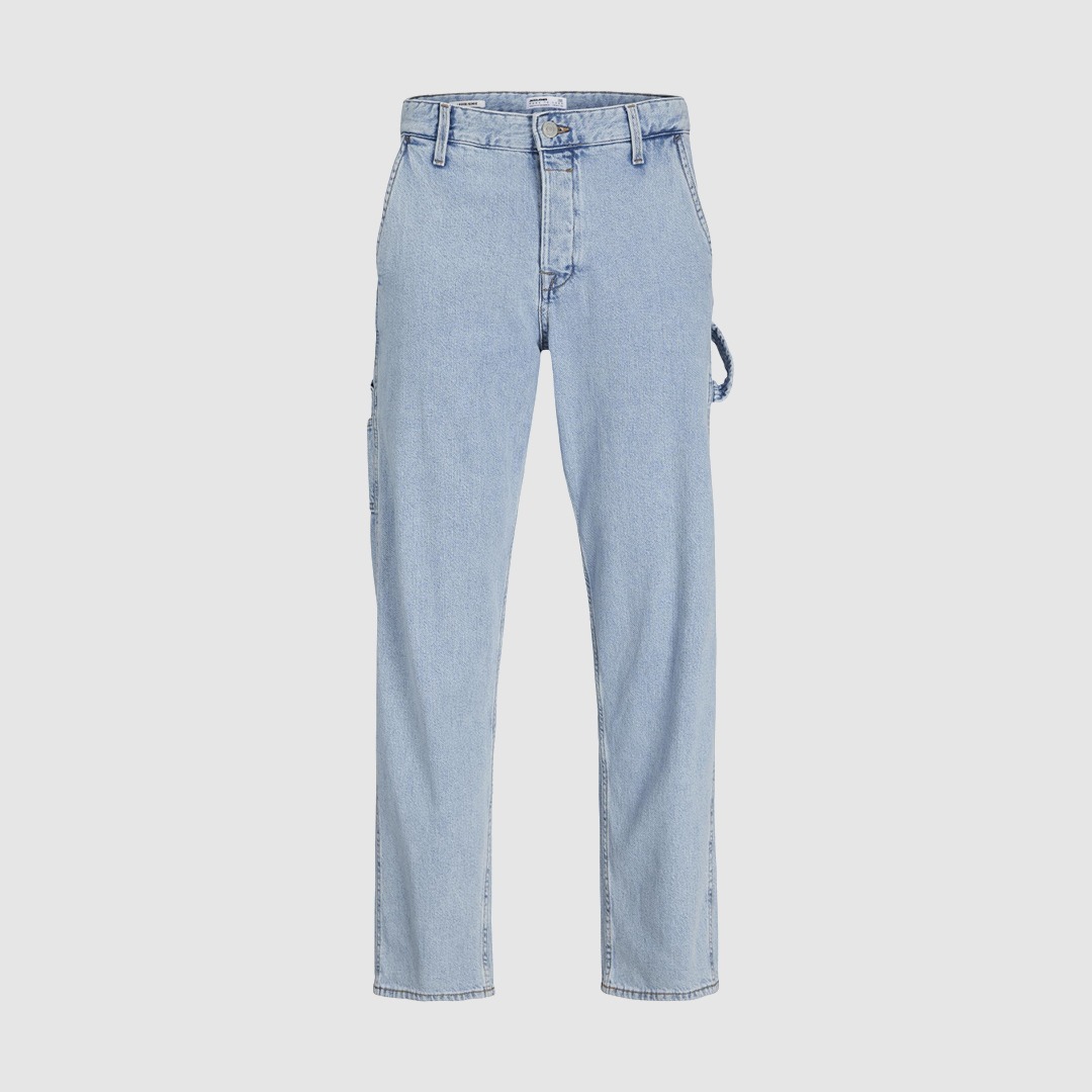Hellblaue Jeans mit lockerer Passform und Seitentaschen. Hellblaue Jeans mit lockerer Passform und Seitentaschen.