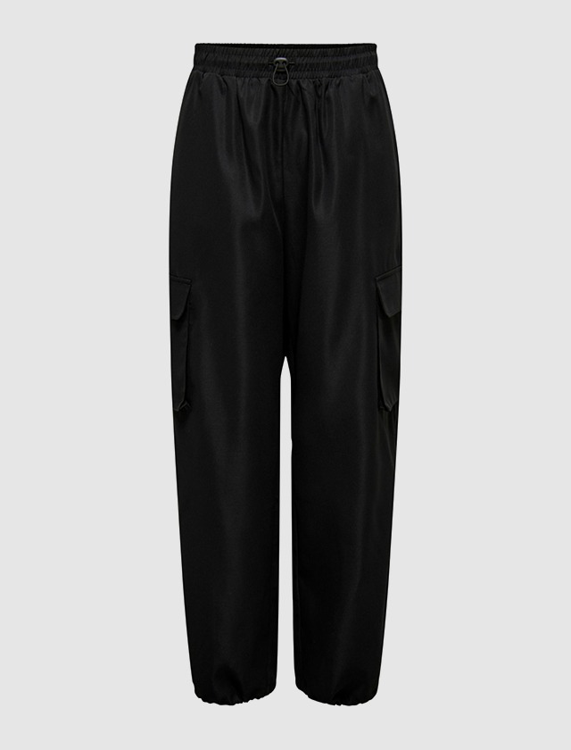 Schwarze Cargo-Hose mit elastischem Bund und zwei seitlichen Taschen. Schwarze Cargo-Hose mit elastischem Bund und zwei seitlichen Taschen.
