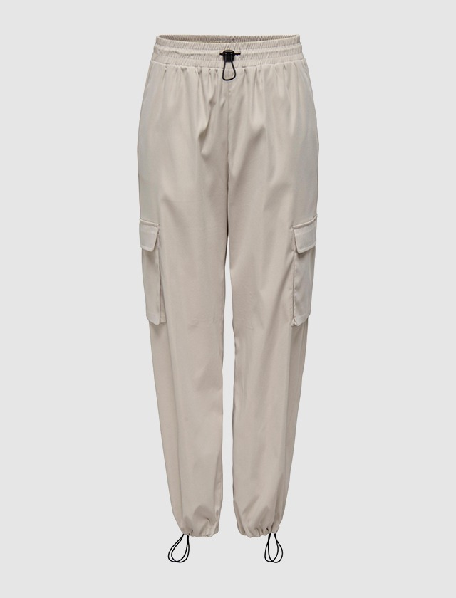 Beige Cargo-Hosen mit elastischem Bund und seitlichen Taschen. Beige Cargo-Hosen mit elastischem Bund und seitlichen Taschen.