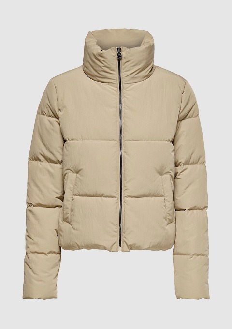 Beige, gepolsterte Jacke mit hohem Kragen und Reißverschluss. Beige, gepolsterte Jacke mit hohem Kragen und Reißverschluss.