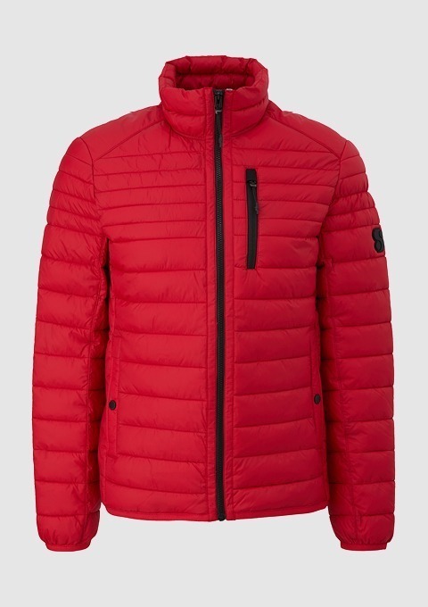 Rote Steppjacke mit Stehkragen und Reißverschluss. Rote Steppjacke mit Stehkragen und Reißverschluss.
