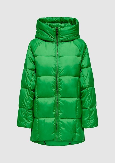Eine grüne, gepolsterte Jacke mit Kapuze. Eine grüne, gepolsterte Jacke mit Kapuze.