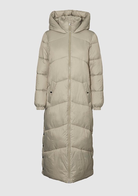 Eine lange, beige Daunenjacke mit Kapuze und Reißverschluss. Eine lange, beige Daunenjacke mit Kapuze und Reißverschluss.