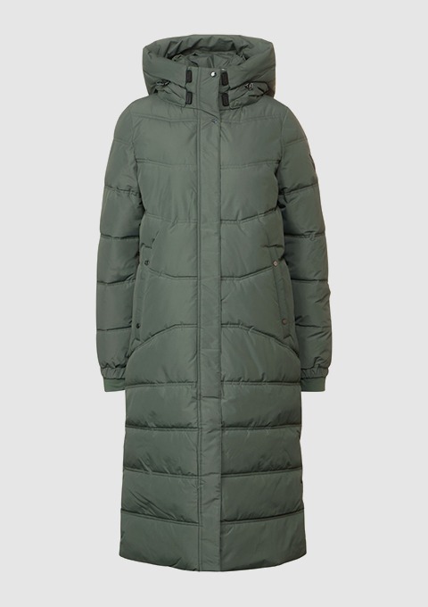 Eine grüne, lange Daunenjacke mit Kapuze. Eine grüne, lange Daunenjacke mit Kapuze.