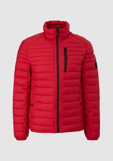 Rote Steppjacke mit Stehkragen und Reißverschluss. Rote Steppjacke mit Stehkragen und Reißverschluss.