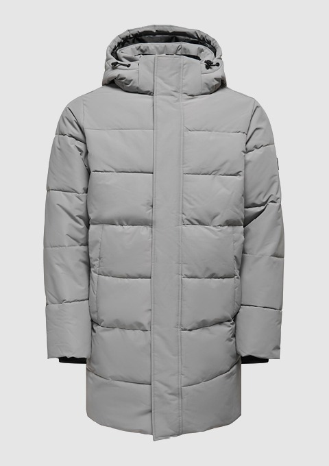 Eine graue, gepolsterte Winterjacke mit Kapuze. Eine graue, gepolsterte Winterjacke mit Kapuze.