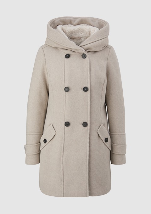 Eine beigen Wolljacke mit Kapuze und Knopfleiste. Eine beigen Wolljacke mit Kapuze und Knopfleiste.