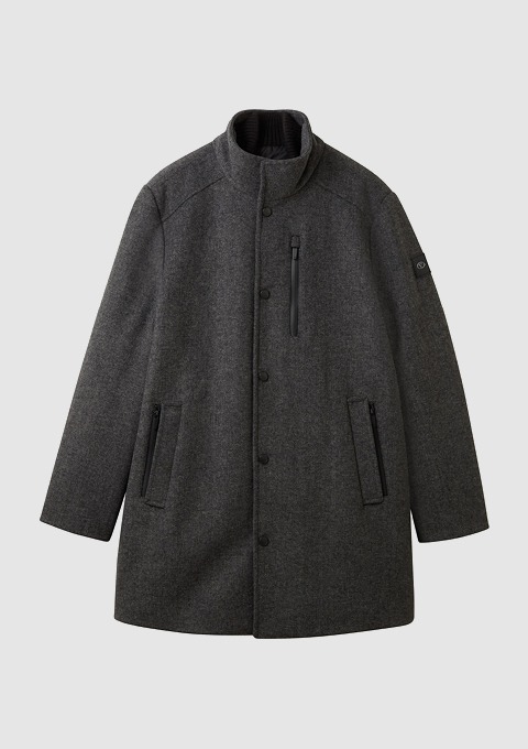 Ein grauer Wollmantel mit Stehkragen und mehreren Taschen. Ein grauer Wollmantel mit Stehkragen und mehreren Taschen.