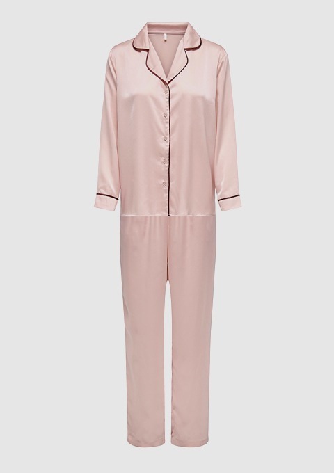 Eine rosafarbene Satin-Pyjama-Anzug mit langen Ärmeln und kontrastierenden Details. Eine rosafarbene Satin-Pyjama-Anzug mit langen Ärmeln und kontrastierenden Details.