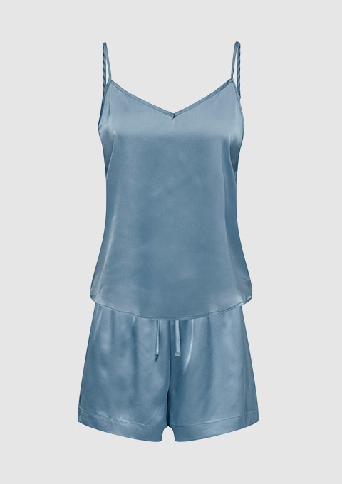 Hellblaues, seidig glänzendes Schlafanzug-Set mit Spaghetti-Trägern und kurzen Hosen. Hellblaues, seidig glänzendes Schlafanzug-Set mit Spaghetti-Trägern und kurzen Hosen.