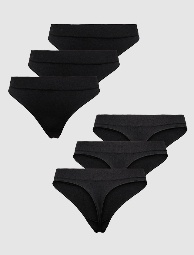 schwarze Slips in verschiedenen Größen. Fünf schwarze Slips in verschiedenen Größen.