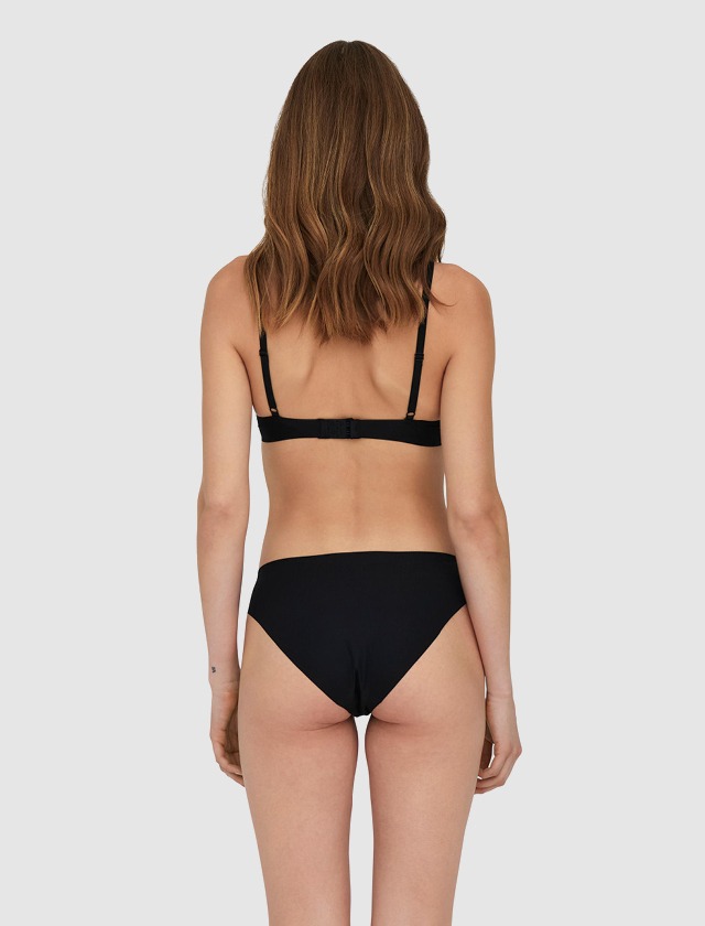 Eine Frau mit braunen Haaren trägt einen schwarzen Bikini und ist von hinten zu sehen. Eine Frau mit braunen Haaren trägt einen schwarzen Bikini und ist von hinten zu sehen.
