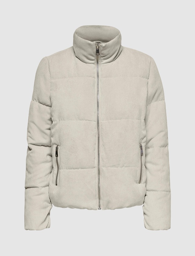 Beige gesteppte Jacke mit Stehkragen und seitlichen Reißverschlusstaschen. Beige gesteppte Jacke mit Stehkragen und seitlichen Reißverschlusstaschen.