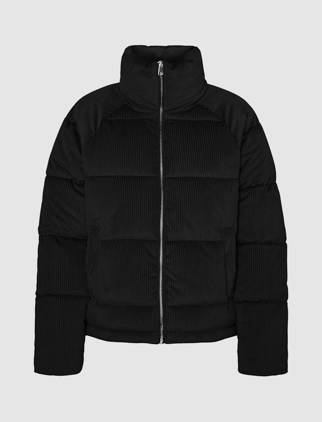 Schwarze, gepolsterte Jacke mit Stehkragen und Reißverschluss. Schwarze, gepolsterte Jacke mit Stehkragen und Reißverschluss.