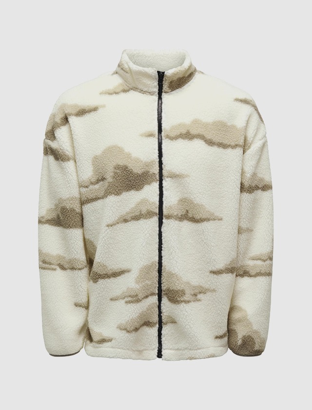 Eine weiße Fleecejacke mit wolkenartigem Muster in Beige und Braun. Eine weiße Fleecejacke mit wolkenartigem Muster in Beige und Braun.