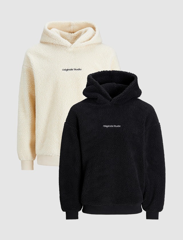 Zwei kuschelige Sweatshirts mit Kapuzen, eines in Creme und das andere in Schwarz, beide mit dem Aufdruck „Originals Studio“. Zwei kuschelige Sweatshirts mit Kapuzen, eines in Creme und das andere in Schwarz, beide mit dem Aufdruck "Originals Studio".