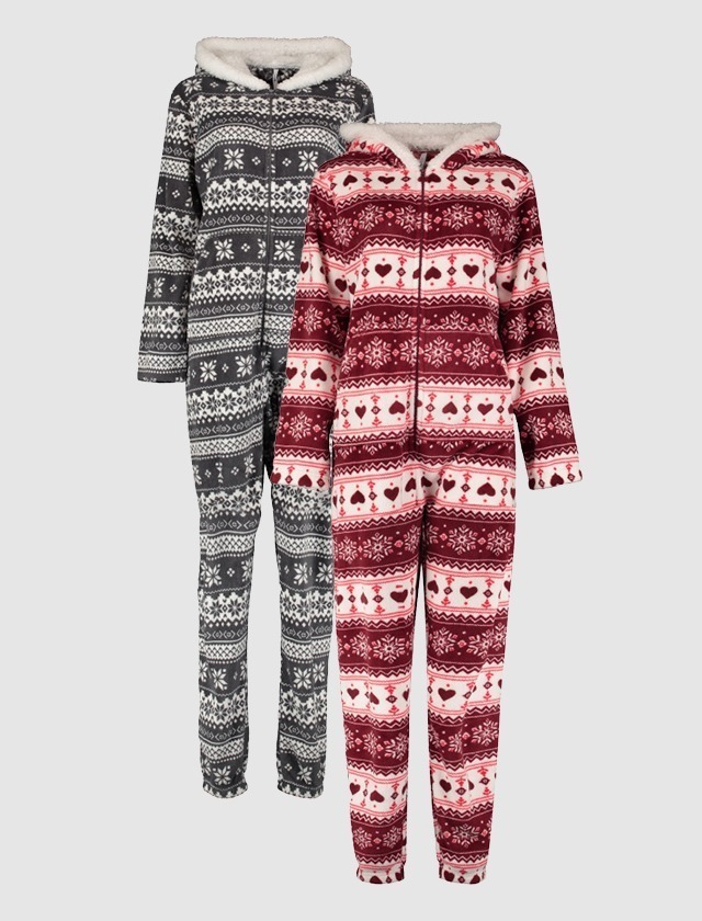 Zwei gemütliche Einteiler mit Weihnachtsmuster, einer in Grau und einer in Rot. Zwei gemütliche Einteiler mit Weihnachtsmuster, einer in Grau und einer in Rot.