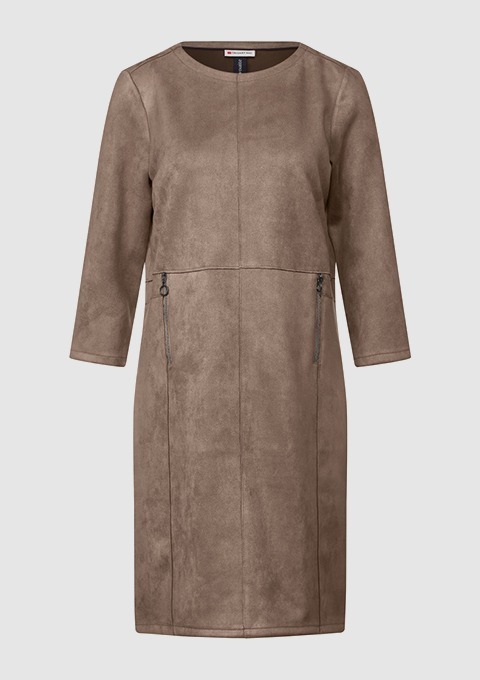 Ein braunes Kleid aus Wildlederimitat mit langen Ärmeln und seitlichen Reißverschlusstaschen. Ein braunes Kleid aus Wildlederimitat mit langen Ärmeln und seitlichen Reißverschlusstaschen.