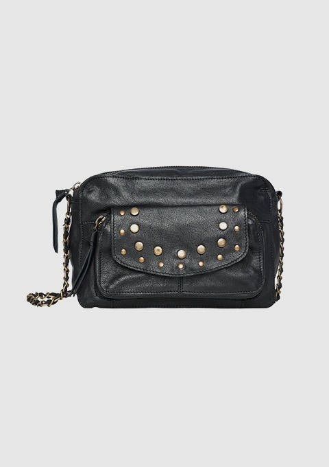 Eine schwarze Tasche mit Nieten und einer Kette als Schulterriemen. Eine schwarze Tasche mit Nieten und einer Kette als Schulterriemen.