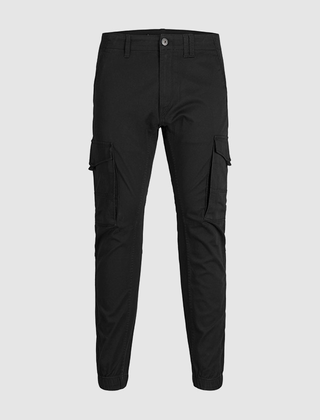 Schwarze Cargo-Hose mit seitlichen Taschen. Schwarze Cargo-Hose mit seitlichen Taschen.