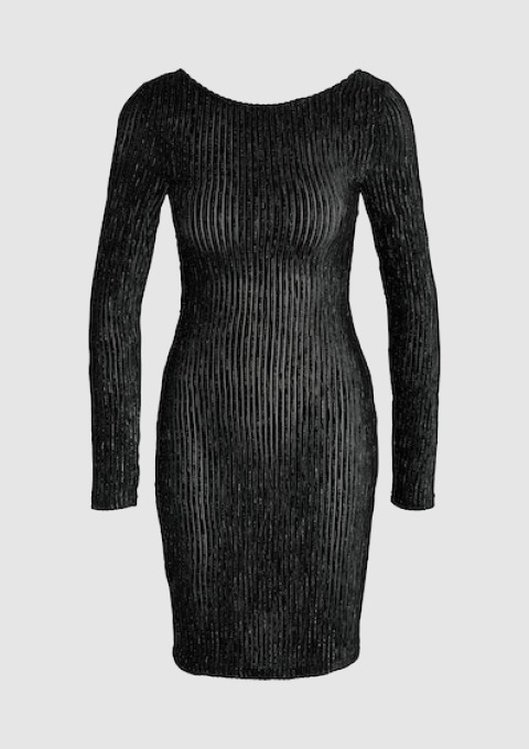 Ein langärmliges, schwarzes Kleid mit vertikalen Streifen.