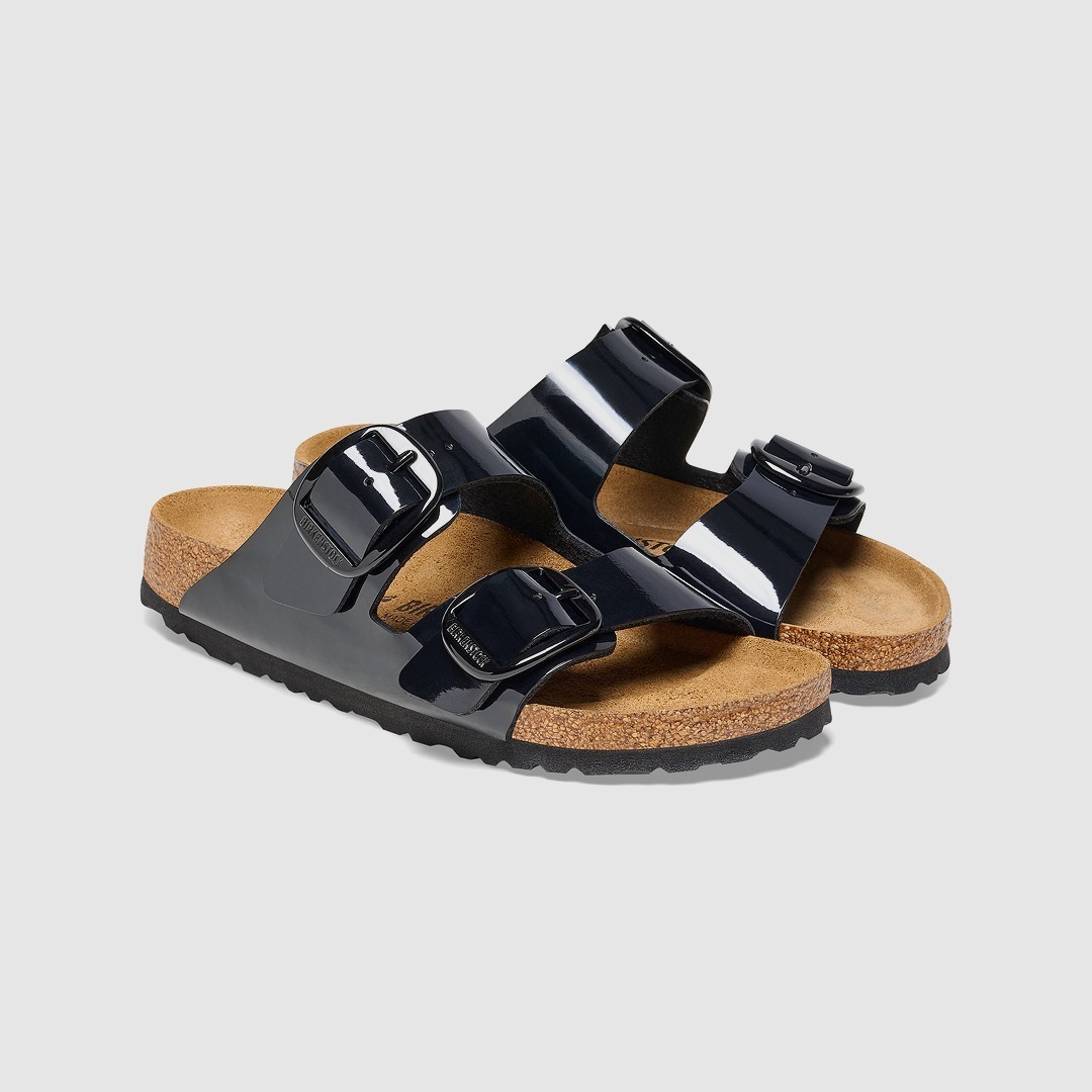 Schwarze Sandalen mit zwei Riemen und Schnallen.