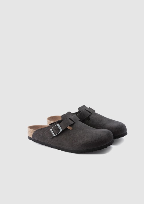 Schwarze Clogs mit Schnalle.