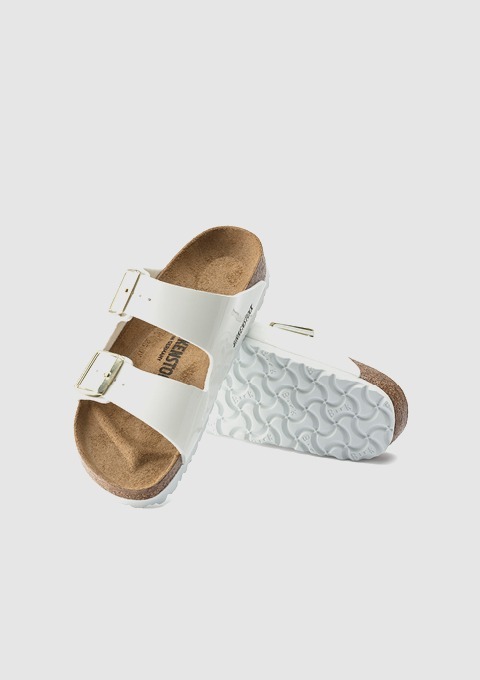 Weiße Sandalen mit zwei Schnallen und Korksohle.