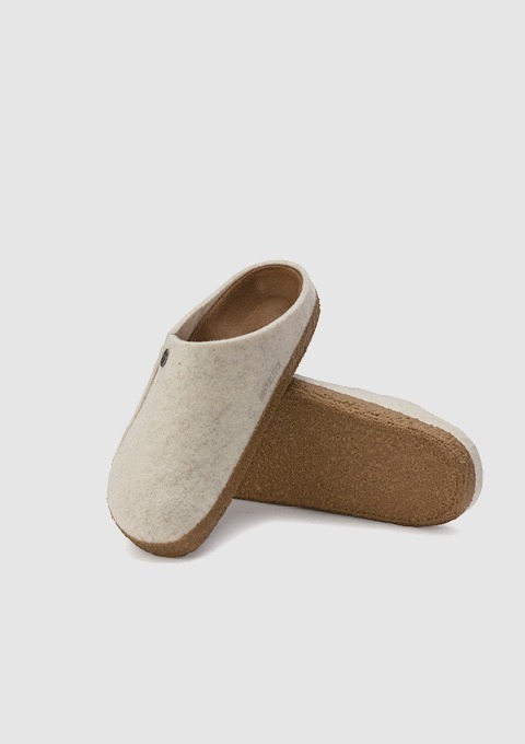 Zwei graue Filzschuhe mit Korksohle.