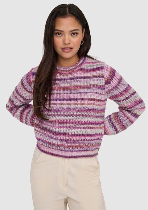 Eine Person trägt einen gestreiften Pullover in Rosa- und Lila-Tönen. Eine Person trägt einen gestreiften Pullover in Rosa- und Lila-Tönen.