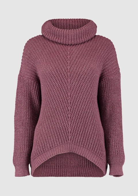Ein lila Strickpullover mit hoher Kragen und lockerer Passform. Ein lila Strickpullover mit hoher Kragen und lockerer Passform.