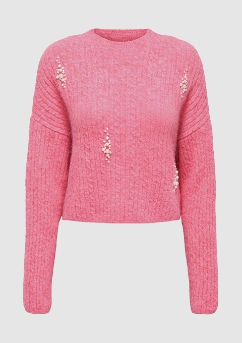 Rosa Strickpullover mit Perlenverzierungen. Rosa Strickpullover mit Perlenverzierungen.