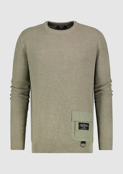 Ein beiger Pullover mit strukturiertem Stoff und einer aufgesetzten Tasche auf der linken Seite. Ein beiger Pullover mit strukturiertem Stoff und einer aufgesetzten Tasche auf der linken Seite.