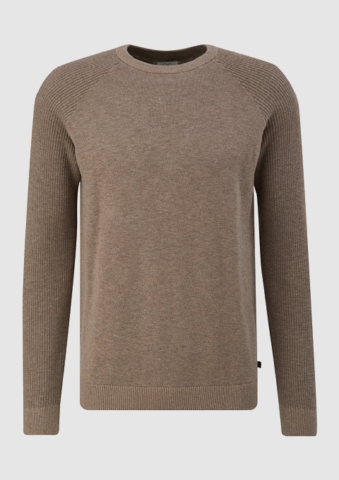 Ein brauner Pullover mit Rundhalsausschnitt und langen Ärmeln. Ein brauner Pullover mit Rundhalsausschnitt und langen Ärmeln.