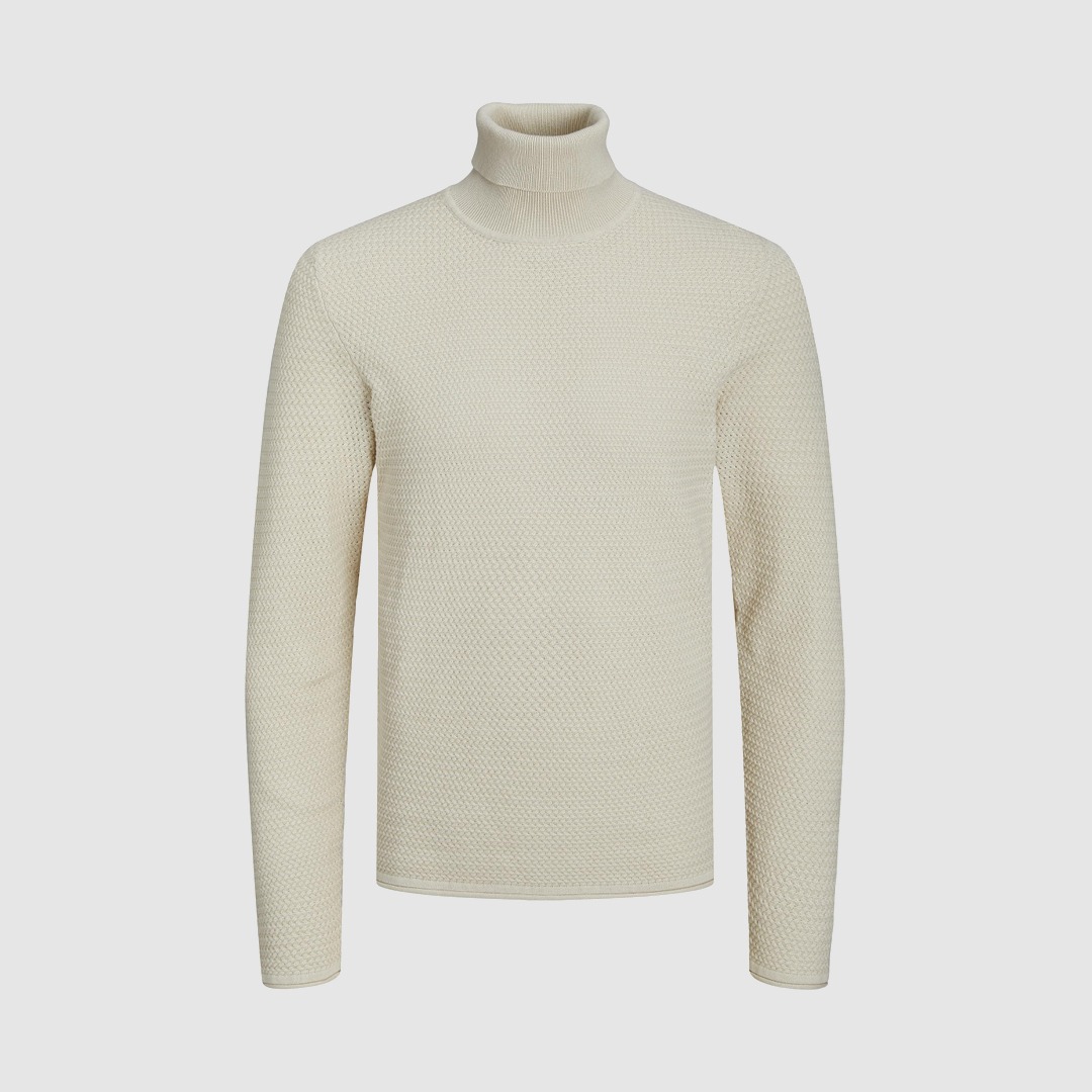 Ein cremefarbener Pullover mit Rollkragen und strukturiertem Muster. Ein cremefarbener Pullover mit Rollkragen und strukturiertem Muster.