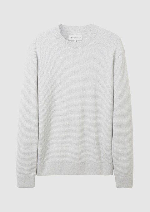 Grauer Pullover mit Rundhalsausschnitt. Grauer Pullover mit Rundhalsausschnitt.