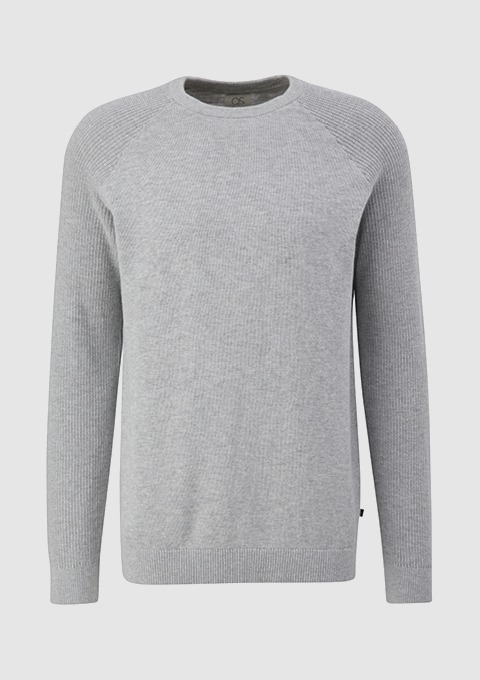 Grau gestrickter Pullover mit langen Ärmeln und Rundhalsausschnitt. Grau gestrickter Pullover mit langen Ärmeln und Rundhalsausschnitt.